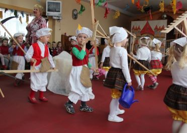 Kaip gaideliai ir vištytės pateko į pono dvarą (Žirniukų gr.)