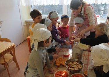 Ugdomoji veikla Daržovės ir vaisiai - vitaminų šaltinis ( Varpelių gr.)