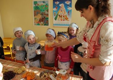 Ugdomoji veikla Daržovės ir vaisiai - vitaminų šaltinis ( Varpelių gr.)