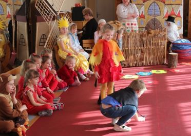 Naminukų gr. vaikų teatrinis žaidimas Kaip gaidelis pono dvarą griovė