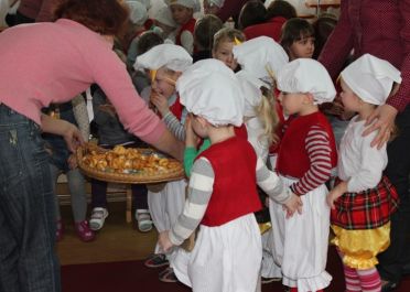 Kaip gaideliai ir vištytės pateko į pono dvarą (Žirniukų gr.)