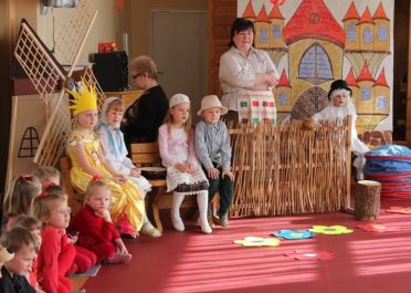 Naminukų gr. vaikų teatrinis žaidimas Kaip gaidelis pono dvarą griovė