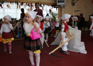 Kaip gaideliai ir vištytės pateko į pono dvarą (Žirniukų gr.)