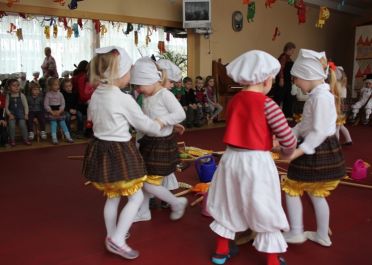 Kaip gaideliai ir vištytės pateko į pono dvarą (Žirniukų gr.)