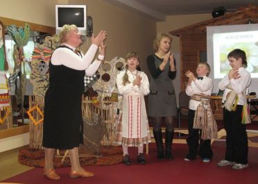 Metodinė diena „Darbai darbeliai močiutės gryčioje („Ežiogalos lavinamojoje klasėje)