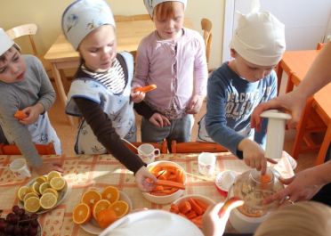 Ugdomoji veikla Daržovės ir vaisiai - vitaminų šaltinis ( Varpelių gr.)