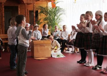 Varpelių gr. vaikų teatrinis žaidimas